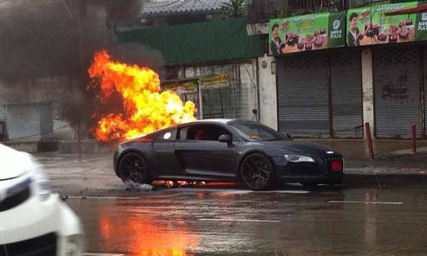 Kigyulladt egy R8-as Audi Bangkokban - fotó
