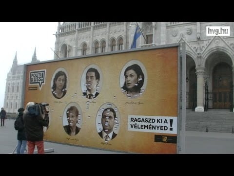Csak órákra maradhat kint a politikusok bírálhatóságát követelő plakát - videó
