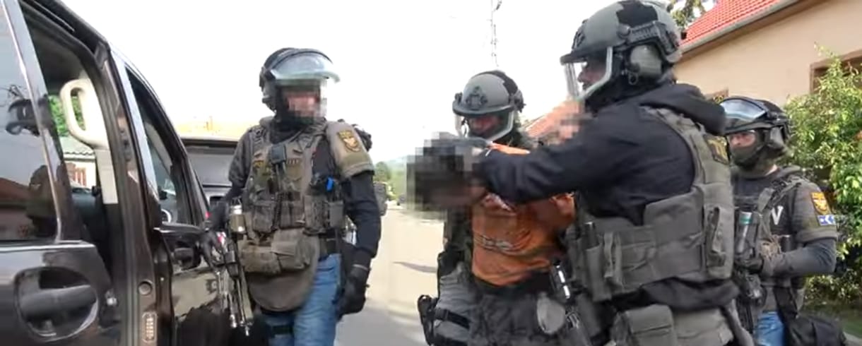 Még a vécétartályban is pisztolyt találtak a rendőrök, amikor elfogták az erőszakosnak ismert O. Zoltánt