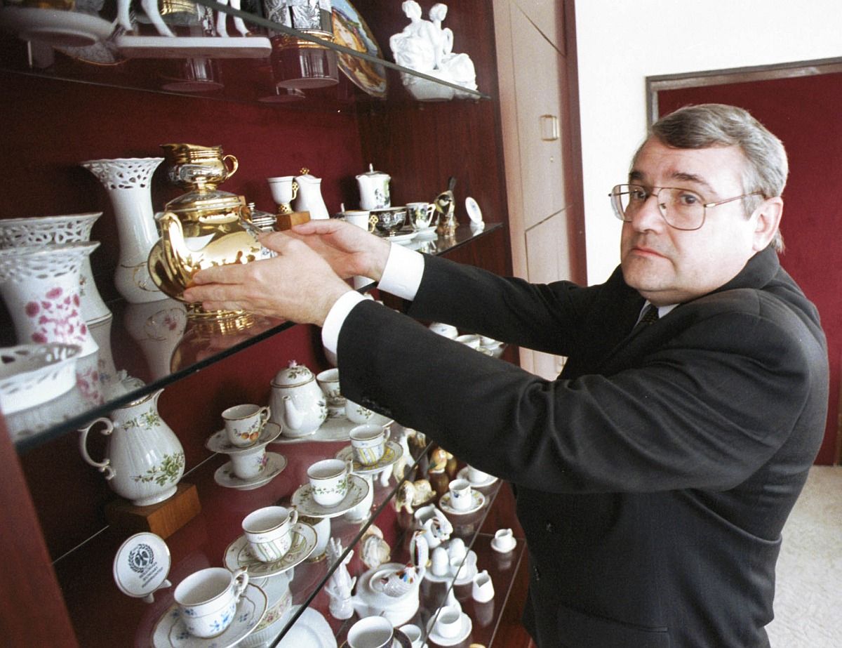 Minden dolgozóját elküldte a hollóházi porcelángyár