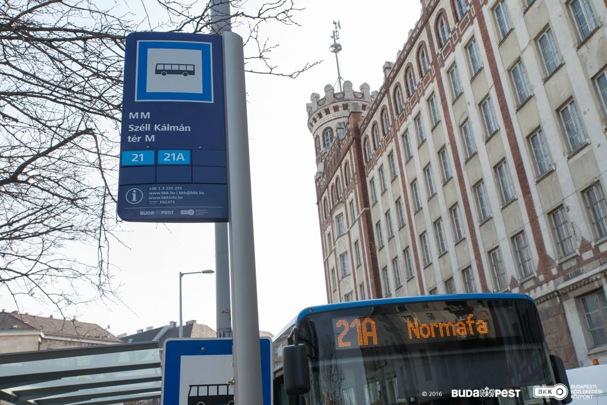 A buszmegállók tábláinál is újítás jön a Széll Kálmán téren – fotók