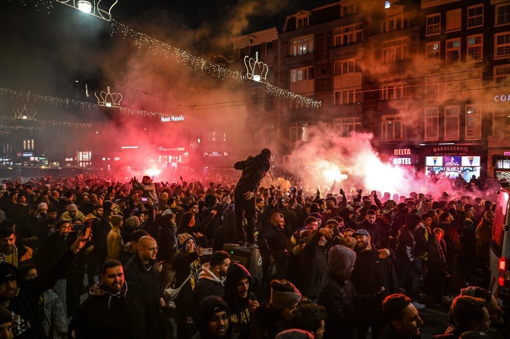 A zsidó szurkolókra vadászó huligánokkal játszott össze a kaszinó dolgozója, ahová az üldözött szurkolók menekültek