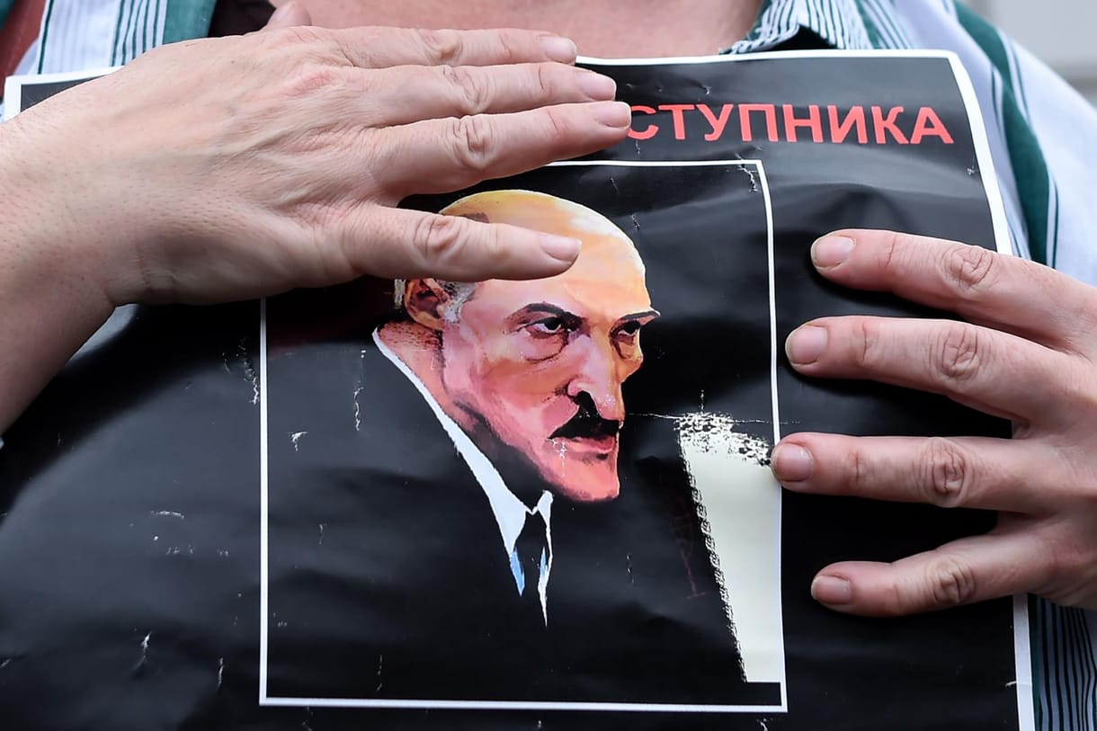 Már viszik el a rendőrök az ellenzékieket Minszkben