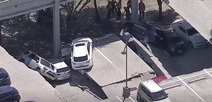 Videón, amint tucatnyi autóval beomlik egy parkolóház teteje