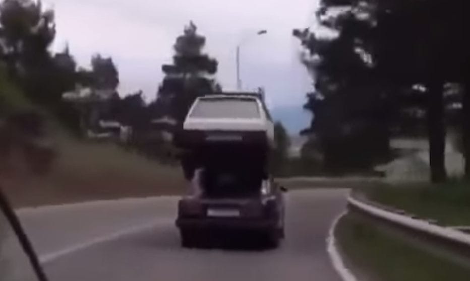 Videó: Ennél oroszosabb megoldással nem lehet szállítani egy Lada Samarát