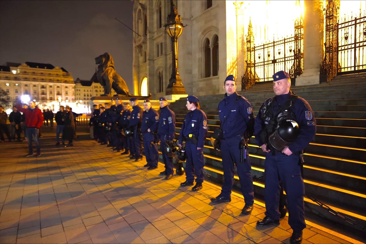 Rengeteg készenléti rendőr szorította ki a tüntetők kemény magját a Kossuth térnél