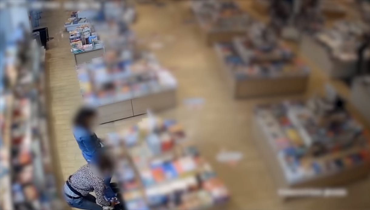 Több tucat könyvet loptak el egy könyvesboltból – videó