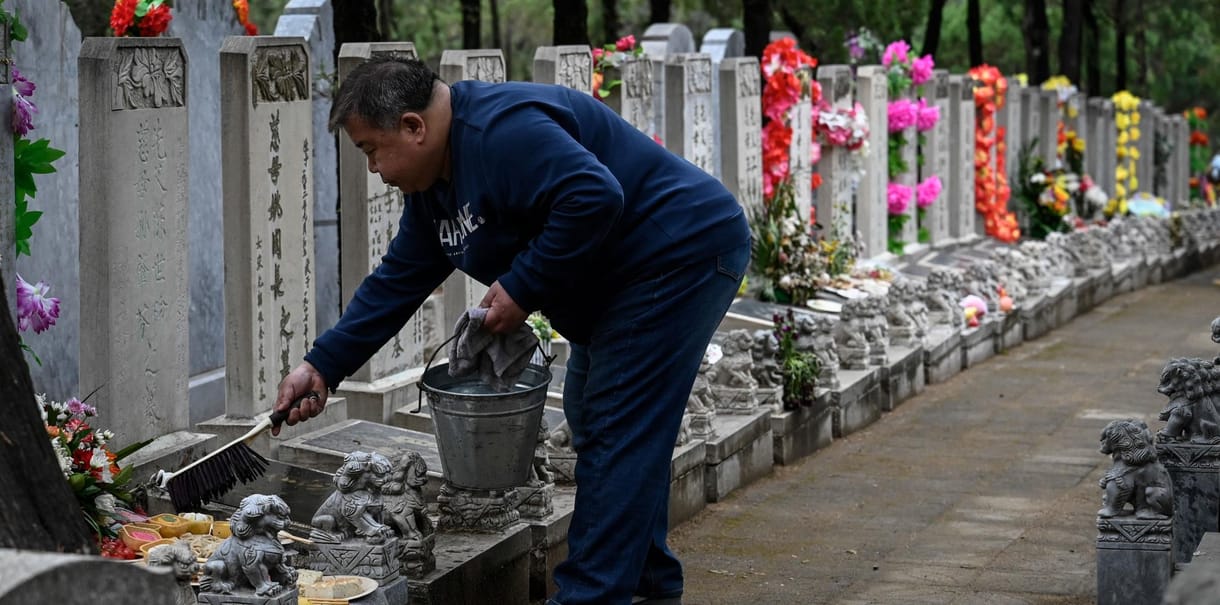 Egy hongkongi dolgozónak fotókkal kellett bizonyítania a főnökének, hogy tényleg az ősei sírjait megy el meglátogatni
