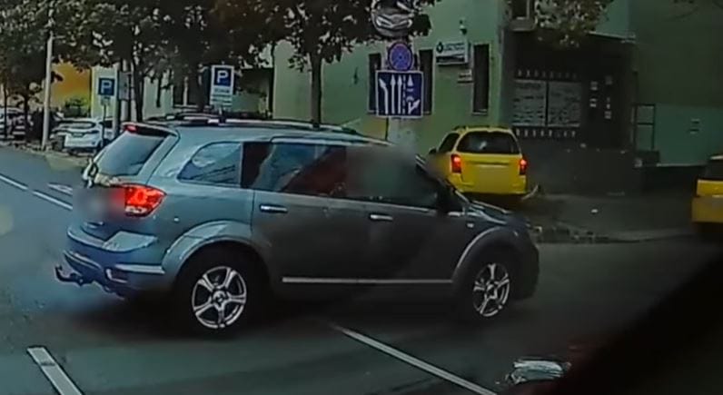 Karambolt akart elkerülni az autós, aki felugatott a járdára a Bartók Béla úton - videó