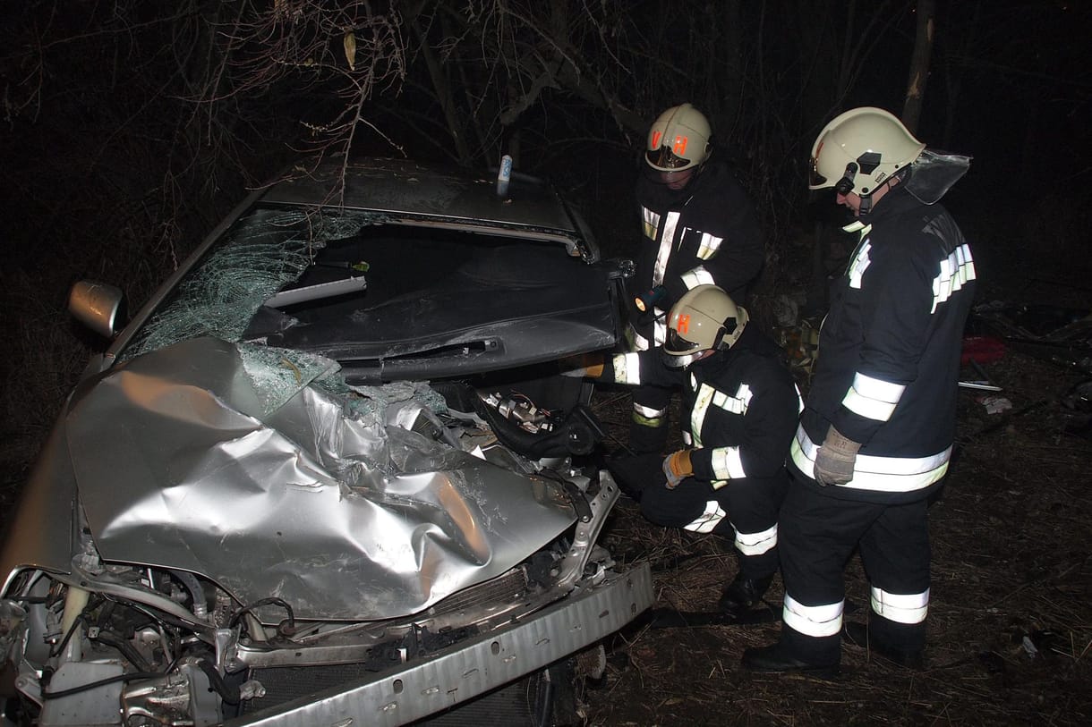 Fának csapódott egy Toyota, hárman megsérültek