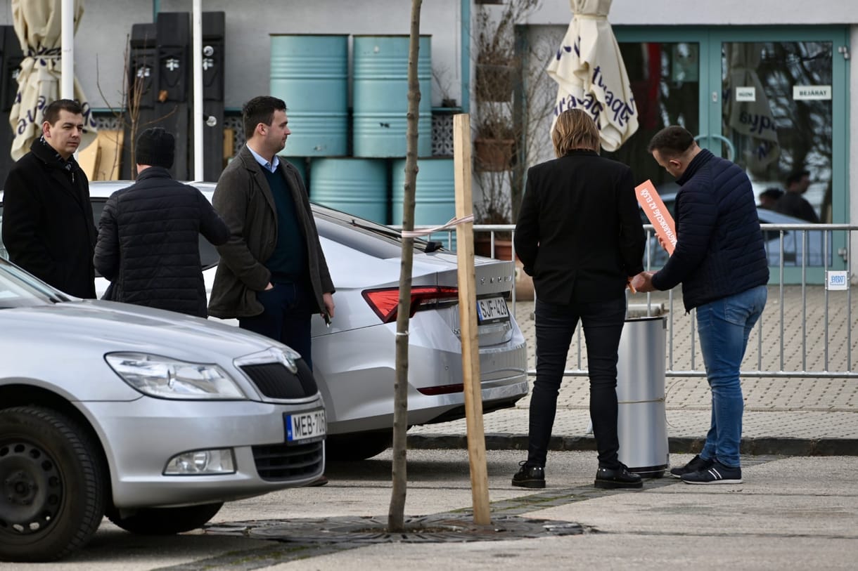 Érkeznek a résztvevők a kordonnal védett Fidesz-frakcióülésre, ahol este Orbán Viktor igazítja el őket – fotók