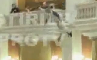 Videó: levetette magát a román parlament erkélyéről egy férfi