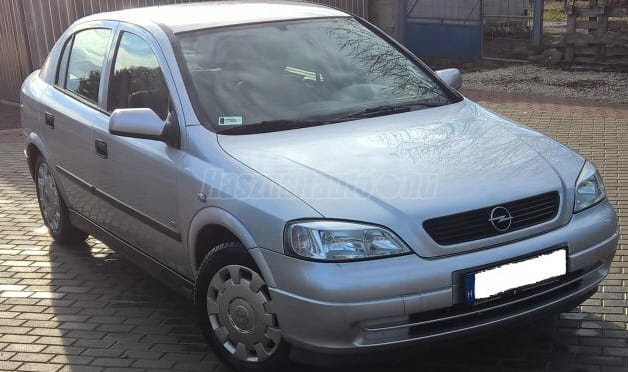 Opel Annának egy dögös kis fruska miatt mennie kell – itt egy elég egyedi autóhirdetés