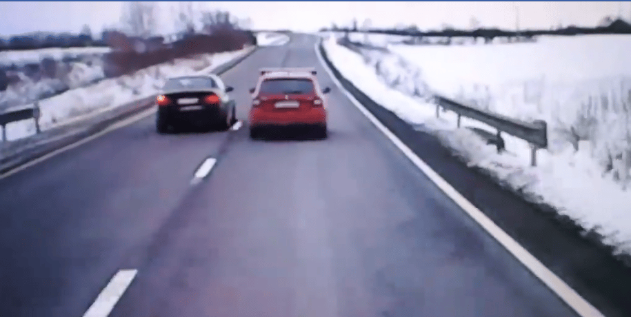 Videó: ilyen előzést se láttunk még közúton