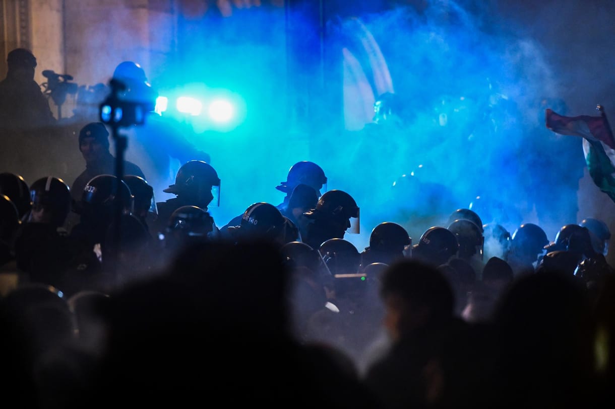 Késő éjszakáig tüntettek a fővárosban, a Kossuth téren és a Nyugatinál is összetűzés volt a rendőrök és a tüntetők között 