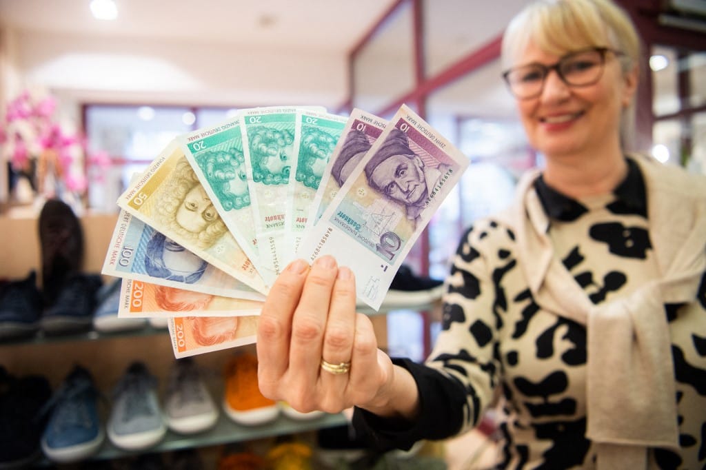 Több mint 12 milliárd német márkát még mindig nem váltottak át euróra