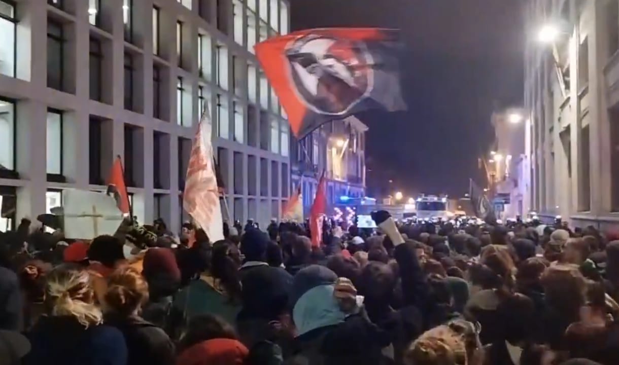 Vízágyút, könnygázt is bevetettek a rendőrök a brüsszeli Magyar Ház eseménye miatt tüntetők ellen