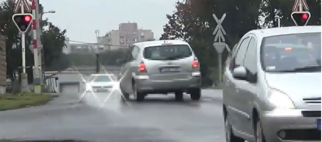 Érdemes megnézni, mit művelnek az autósok egy vasúti átjárónál – videó