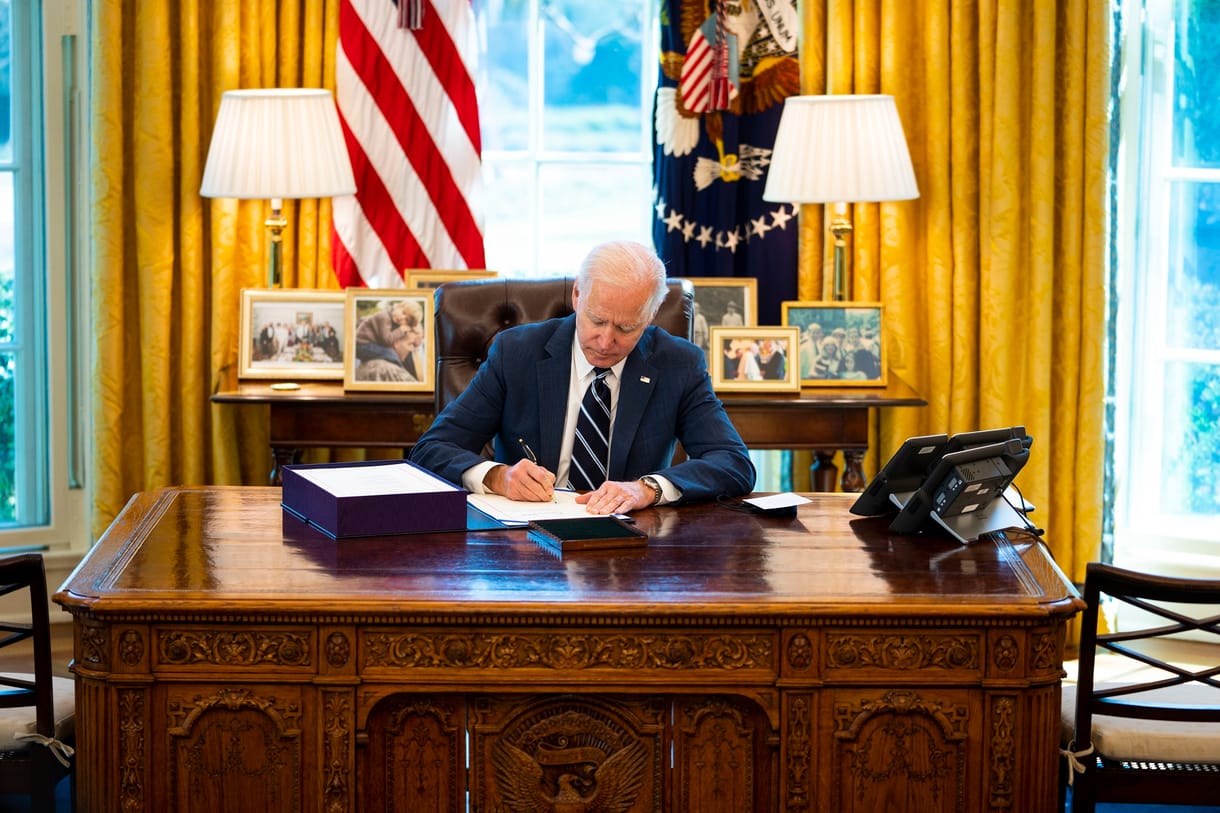 Joe Biden aláírta az 1900 milliárd dolláros mentőcsomagról szóló törvényjavaslatot
