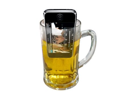 Lebukik, aki sörbe ejti iPhone-ját