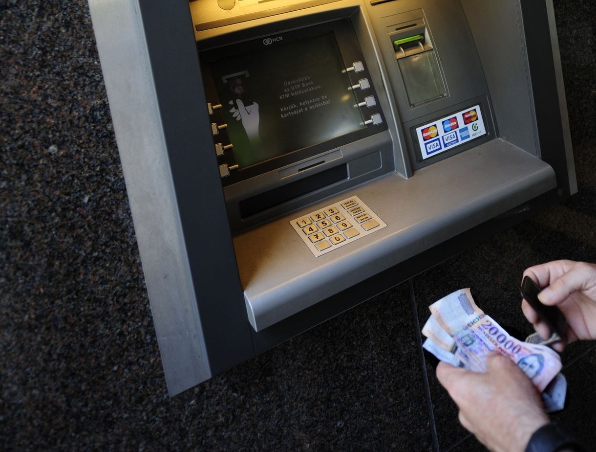 Csendben tizedelik fiókjaikat a bankok, miközben a kormány ATM-esőt ígér
