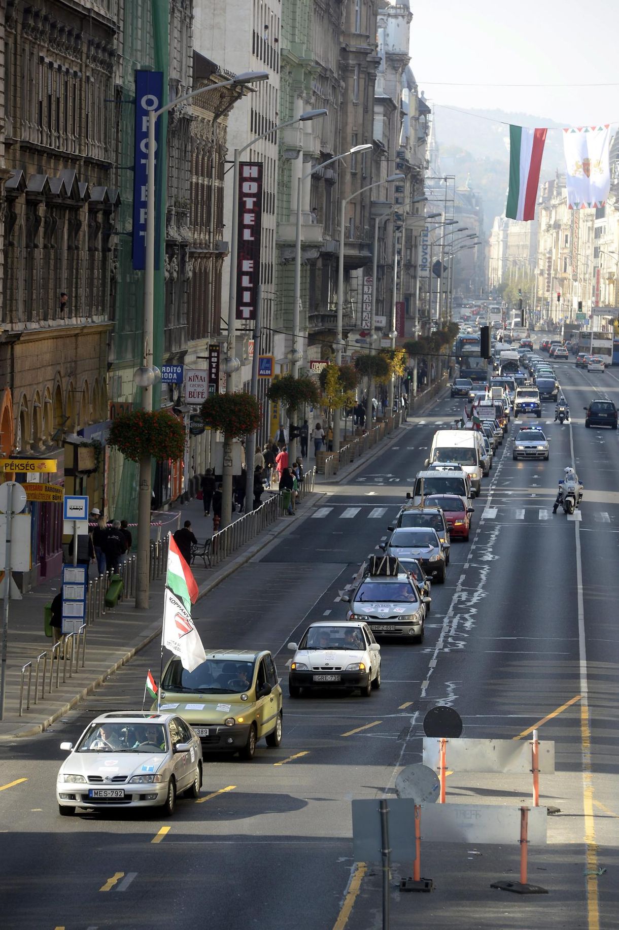 Elindult Budapesten a devizahiteles tüntetők konvoja
