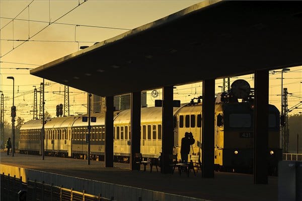 Újabb lepukkant részt újítanak fel a debreceni vasútvonalból