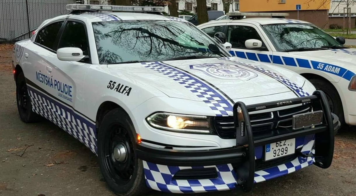 Menő, hogy a pardubicei rendőrök 5,7 literes motorú Dodge Chargerral járnak