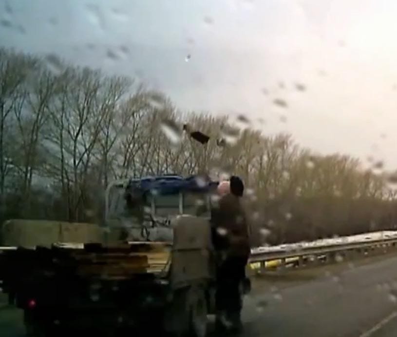 Lefejelte a nagypapa a száguldó kisteherautót – videó