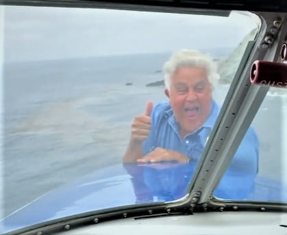 Menet közben mászott ki egy repülő orrából a Tonight Show világhírű volt műsorvezetője