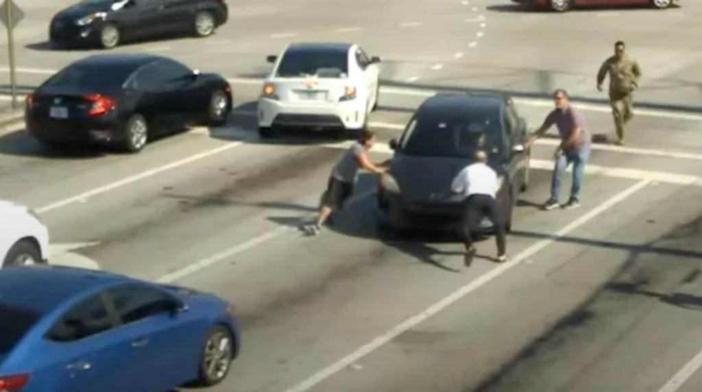 Autókból kiugrálva kaptak el egy kocsit, amiben rosszul lett a sofőr – videó