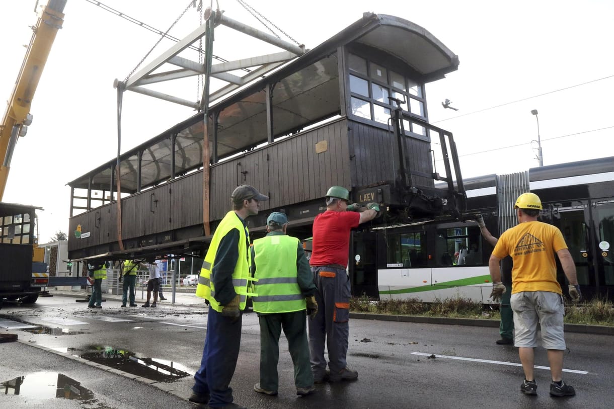 Fotók érkeztek a villamossal ütköző kisvasúti kocsikról
