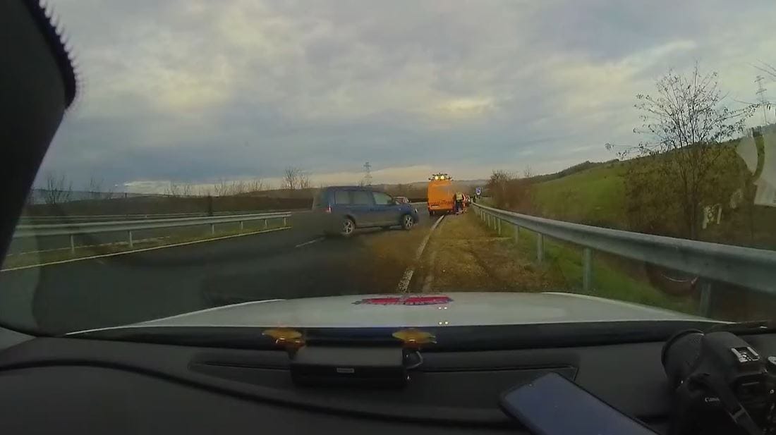 Helyszínelő rendőrt ütött el egy figyelmetlen autós – videó