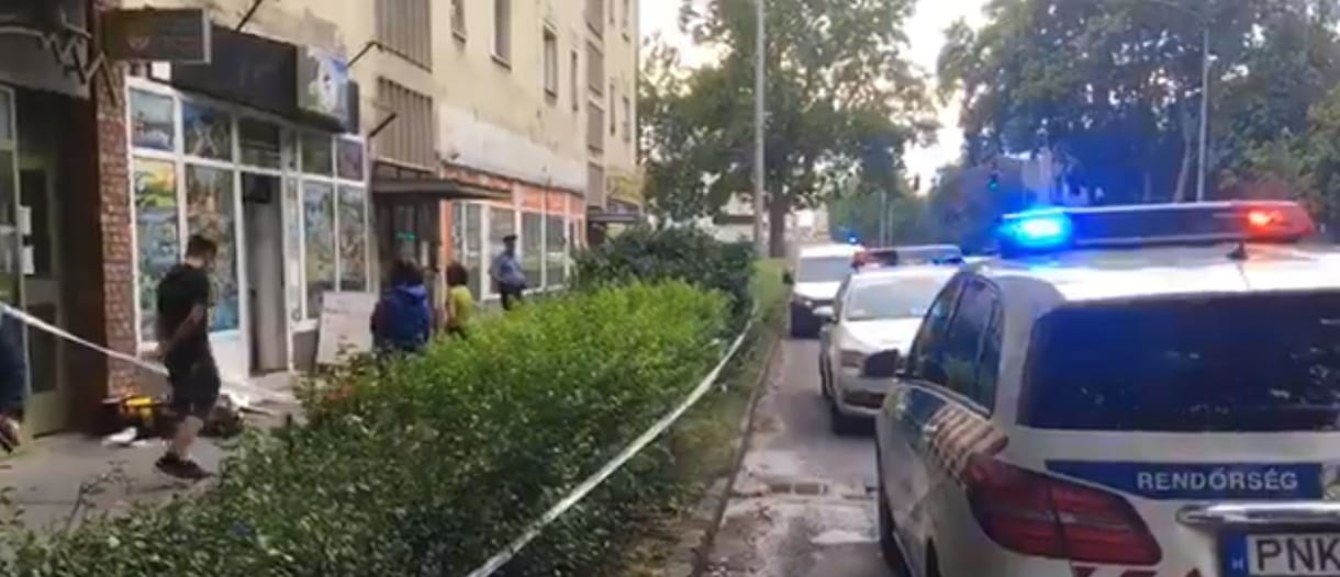 Késsel raboltak ki egy belvárosi boltot Pécsen