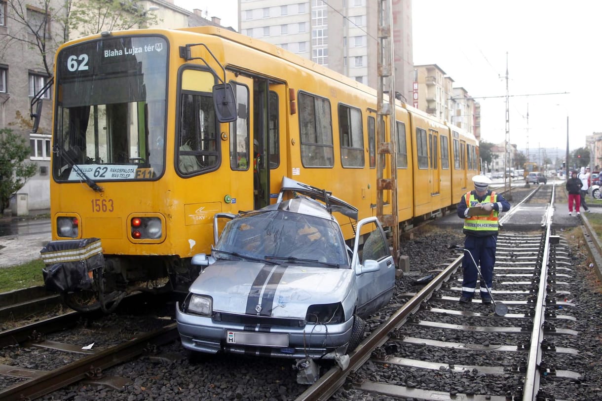 Villamos ütközött autóval Budapesten