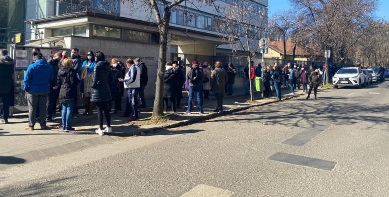 ATV: Hatalmas sorok kígyóznak oltásért