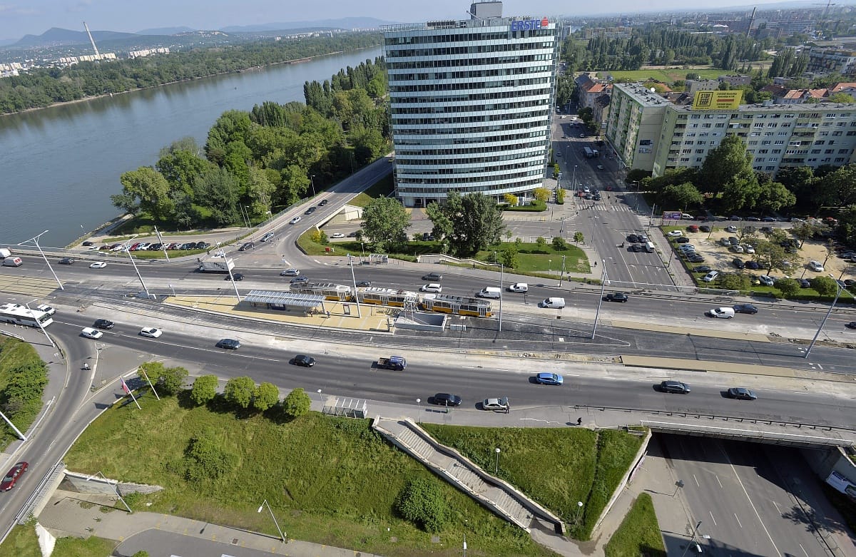 Milliárdokat költenek útfelújításra a vizes vb előtt, itt vannak a helyszínek
