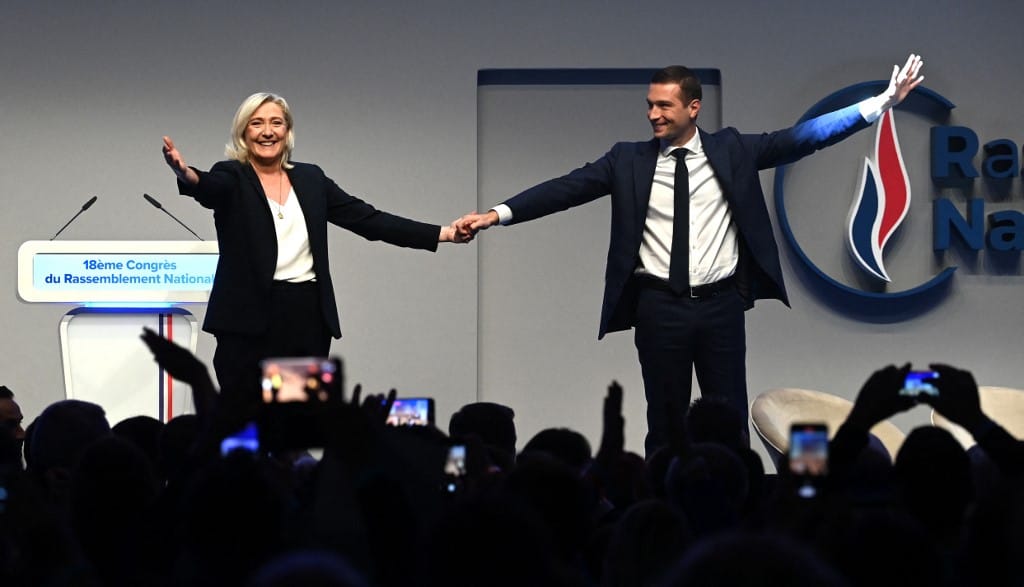 27 éves elnök váltja pártja élén Marine Le Pent