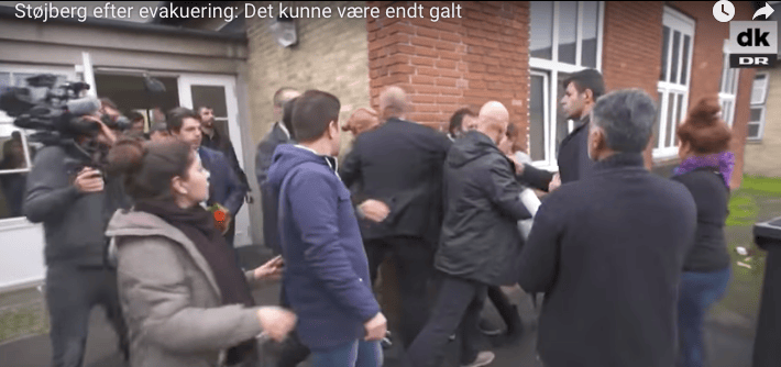 Testőrei menekítették ki a dán minisztert a feldühödött menekültek közül - videó