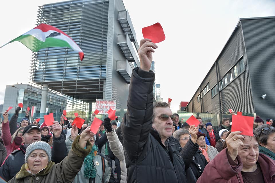 Néhány száz tüntető, 60 rendőr - ilyen volt a tüntetés az MTVA székháznál
