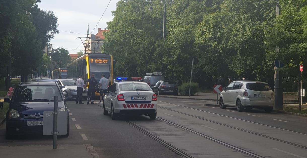 Villamos ütközött egy autóval Óbudán, leállt a villamosközlekedés