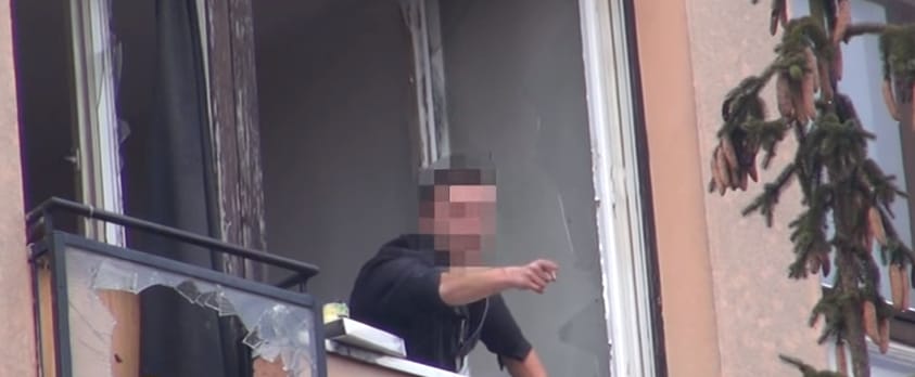 Videó a lakását baltával szétverő férfi elfogásáról