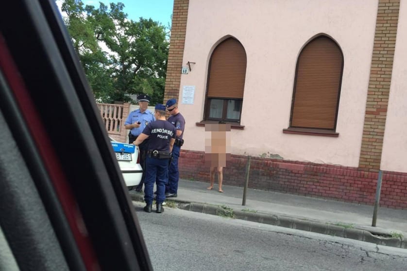 Anyaszült meztelen nőt igazoltattak egy pesti plébánia mellett