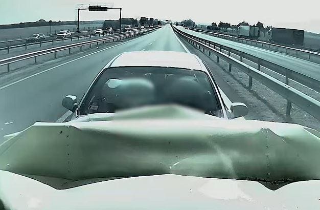 Ezért van szükség az energiaelnyelőkre az autópályákon: két dobozt is ripityára törtek – videó