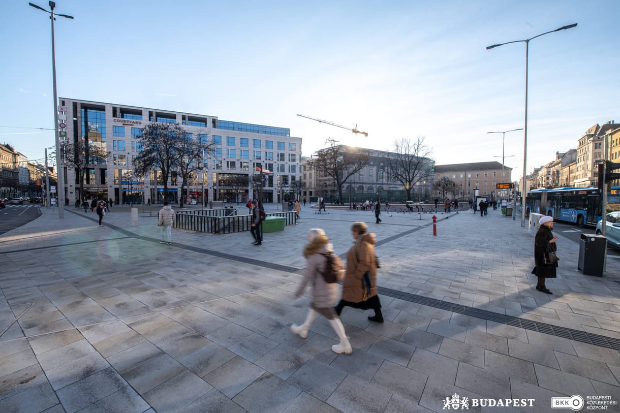 Változott a forgalom a Blaha Lujza térnél, mutatjuk, mire számítsanak az autósok