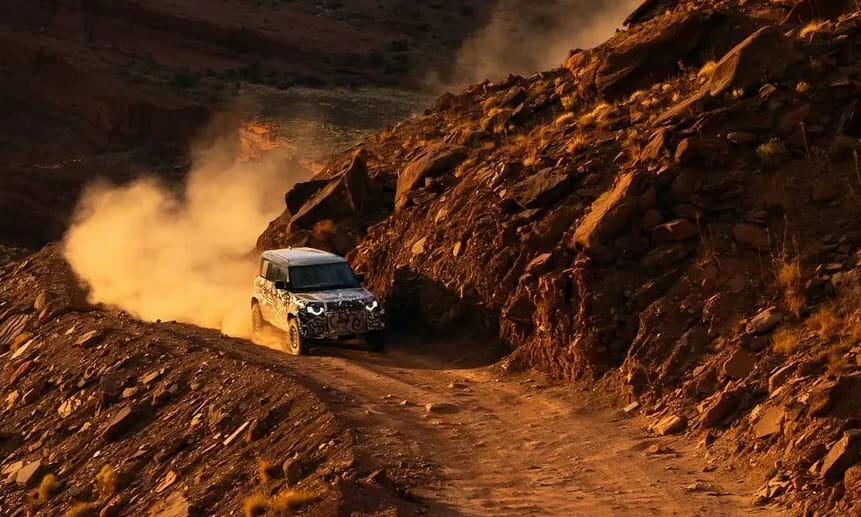 A Land Rover nem óvatoskodik: bitangerős biturbó V8-at kap a Defender