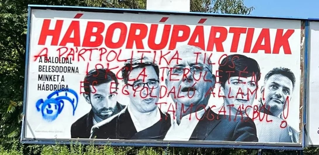 Elítéltek egy pécsi aktivistát, aki átfestette a CÖF plakátját