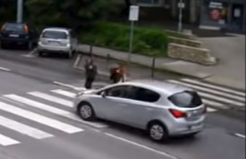 Hajszálon múlt a tragédia egy kecskeméti zebrán – videó