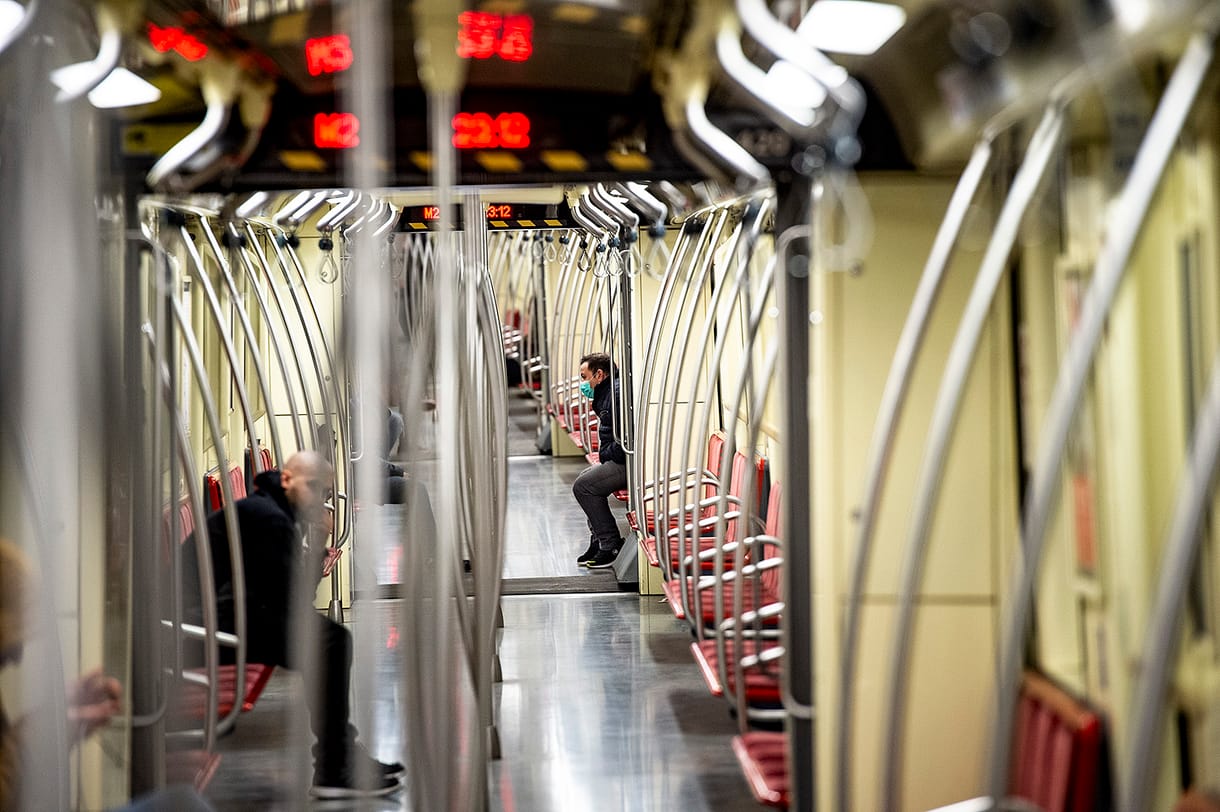 Beesett egy ember a 2-es metró alá a Deák téren