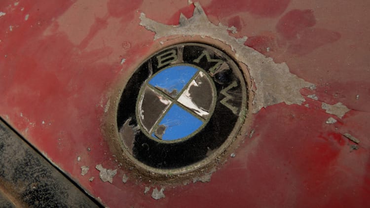 Egy igazi legenda hajtotta ezt a BMW-t, most végre felújították